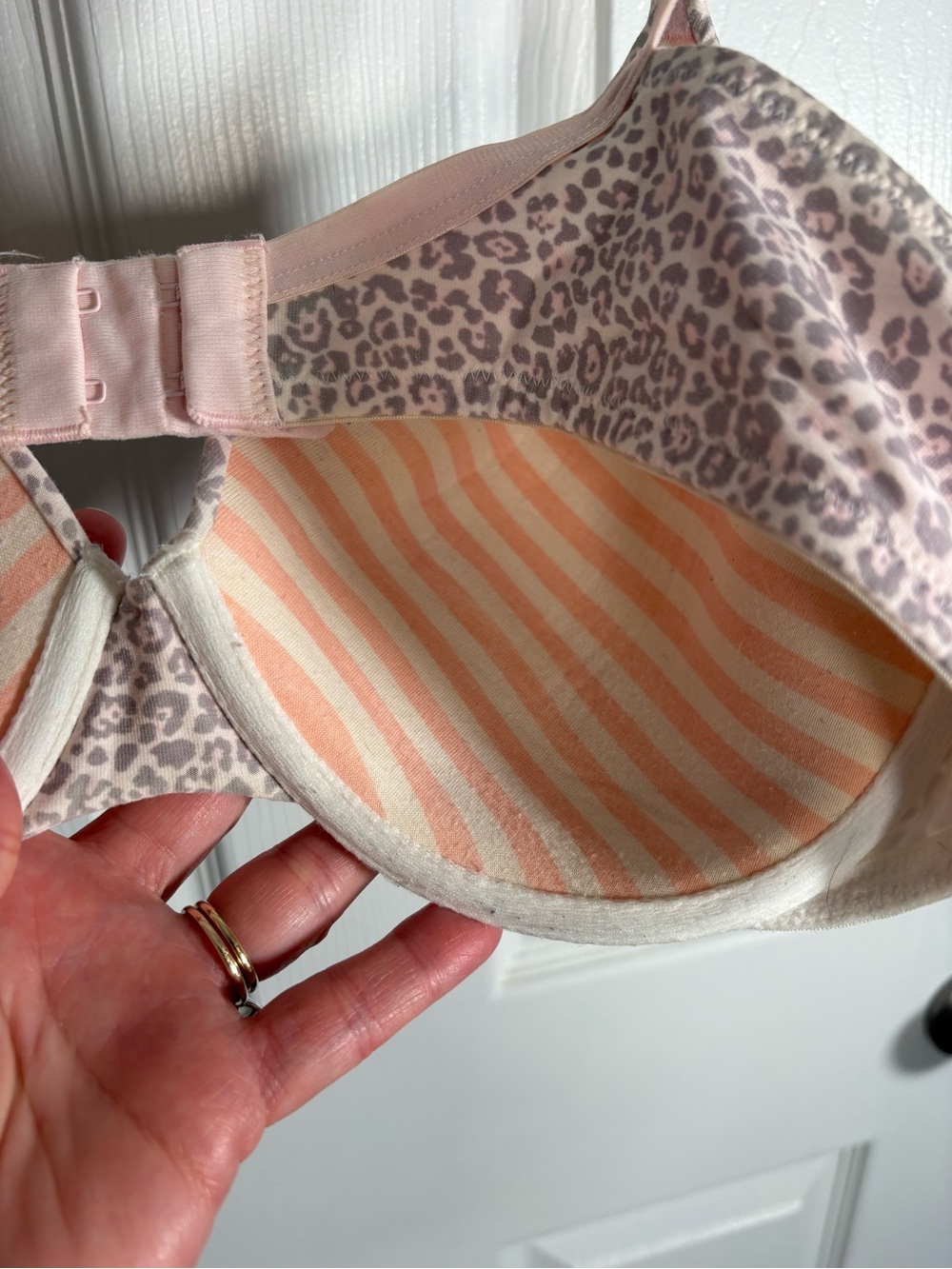 Victoria’s Secret Pink Leopard Print Underwire Bra Size 38C - Picture 7 of 9